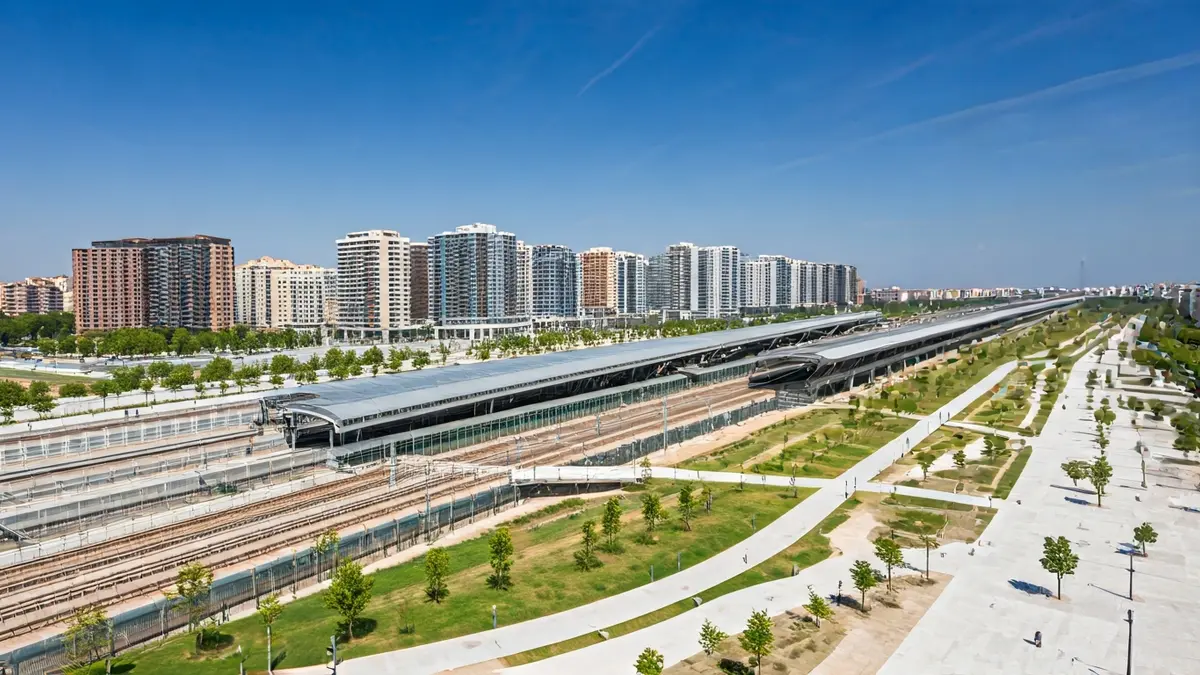 Aerial view of the future Central Park in Alicante, showing green areas and urban infrastructure.