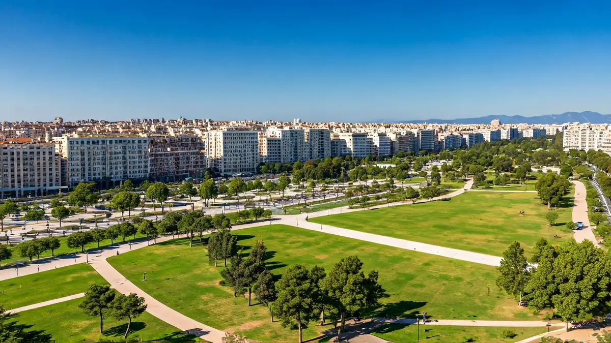 Aerial image of a large green urban park connecting different neighborhoods of a Mediterranean city.