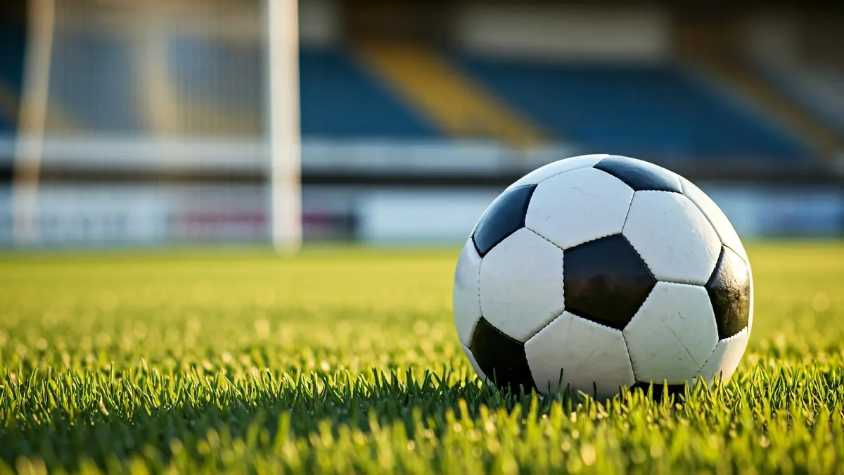 Imagen genérica de un balón de fútbol sobre el césped de un campo deportivo.