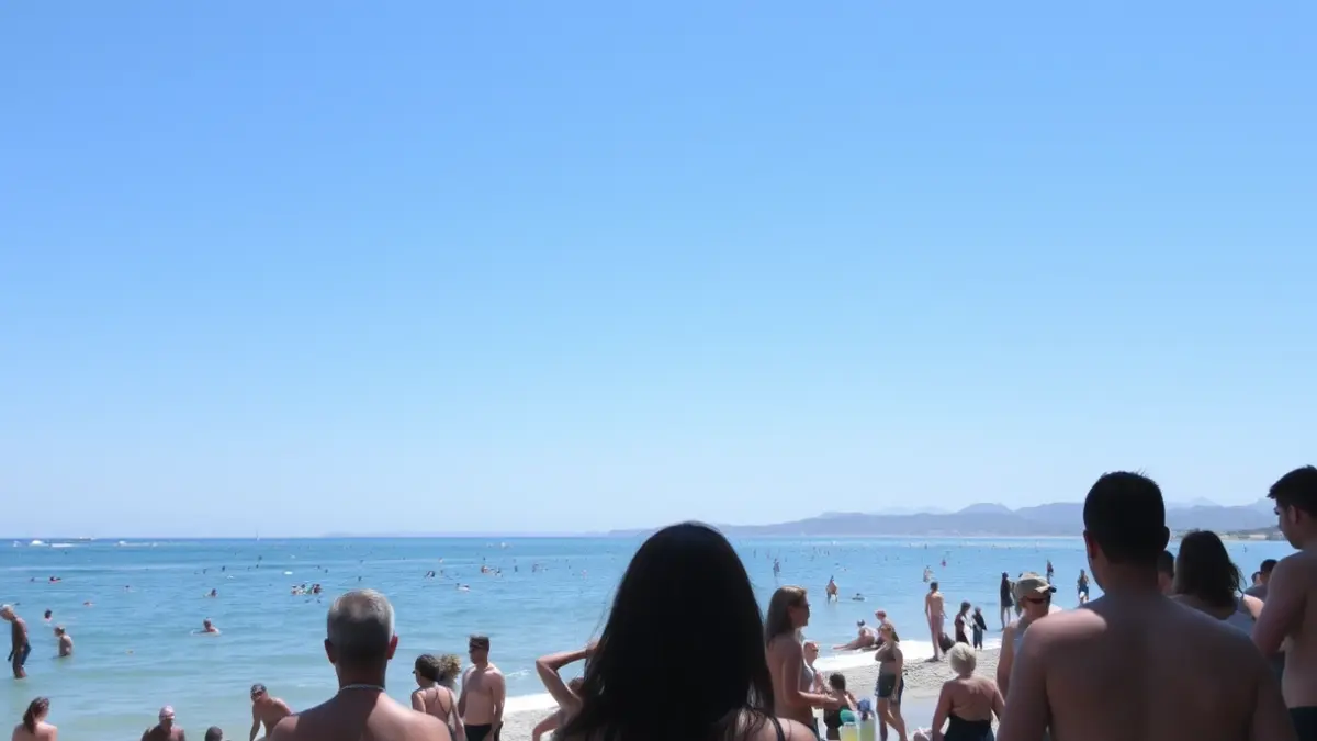 Imagen genérica de gente en una playa valenciana disfrutando del buen tiempo.