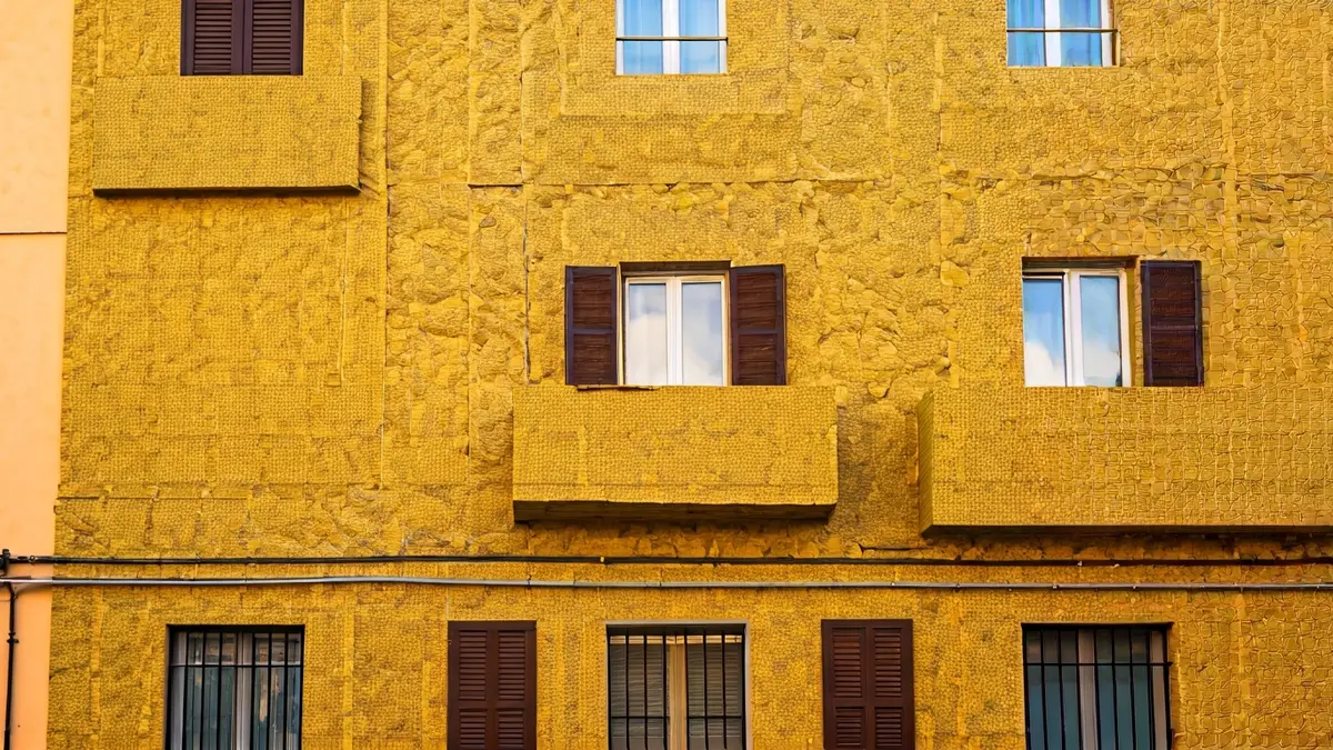 Imatge d'una façana renovada amb aïllament tèrmic en un edifici de Picanya.