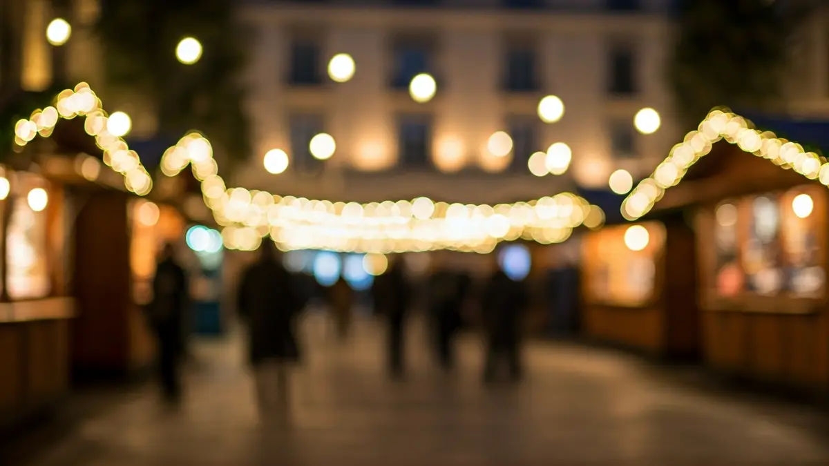 Imagen genérica de una feria de Navidad con casetas de madera y luces cálidas.