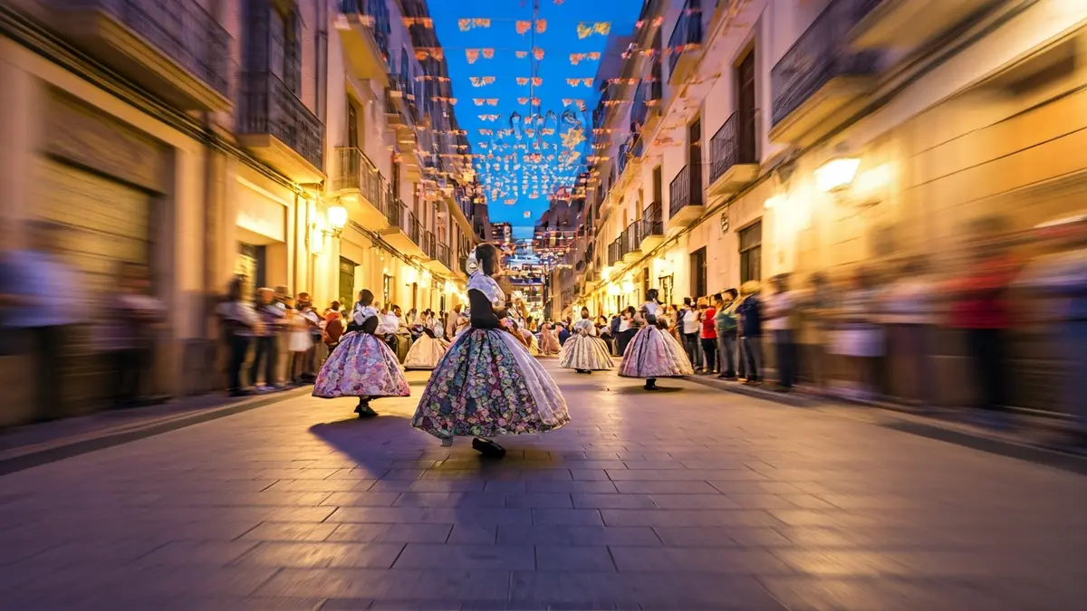 Imatge d'una dansà tradicional valenciana amb figures borroses i decoracions festives.