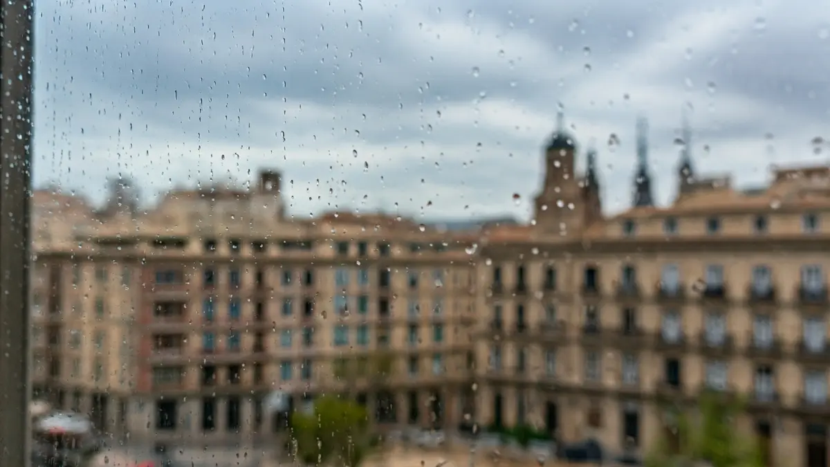 Generic image of València under a cloudy and rainy sky.