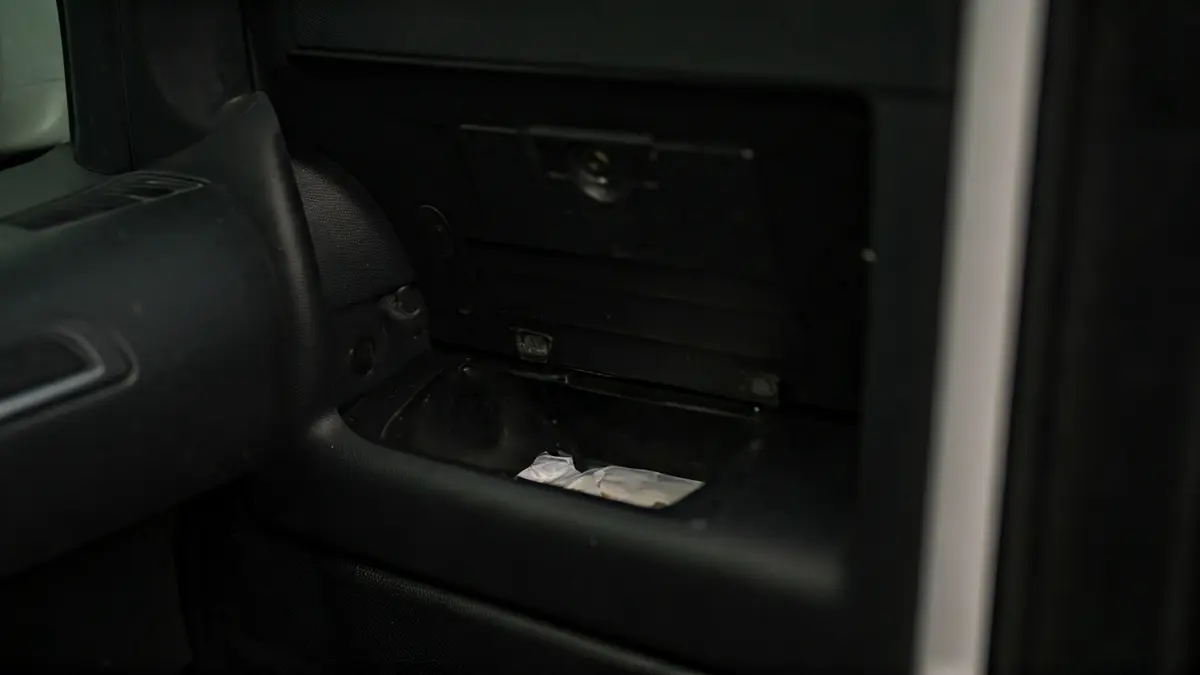Imatge d'un compartiment ocult ('caleta') en un vehicle, utilitzat per amagar substàncies il·lícites.