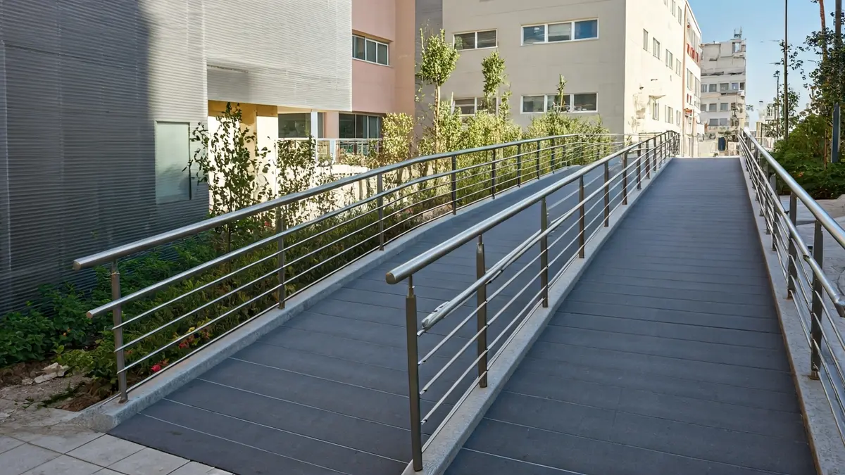Imatge d'una rampa d'accés moderna i accessible amb il·luminació LED.