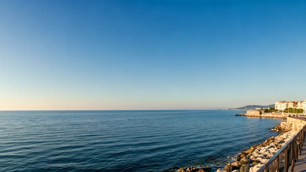 Imatge genèrica d'un cel clar sobre la costa mediterrània amb brumes matinals.