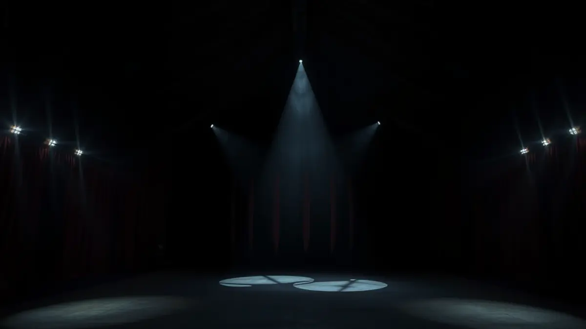 Imatge genèrica d'un interior de carpa de circ amb il·luminació dramàtica, sense artistes.