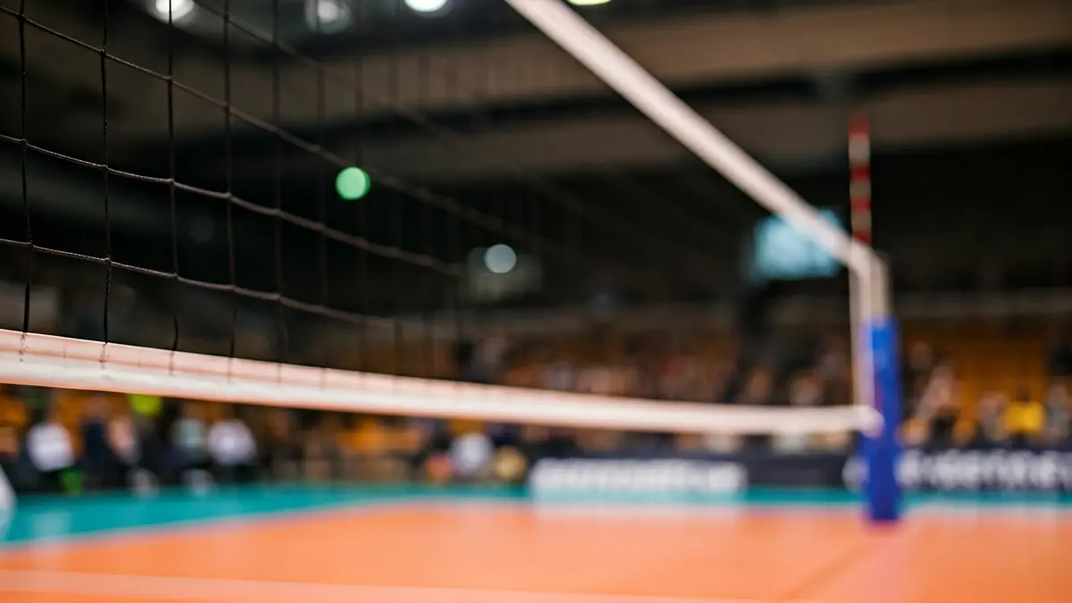 Imatge genèrica d'una xarxa de voleibol en una pista interior.