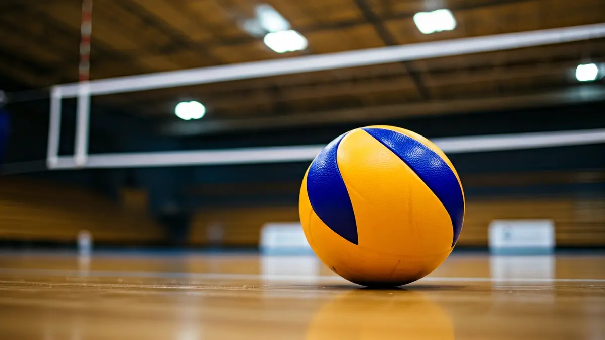 Imagen genérica de un balón de voleibol en una cancha.