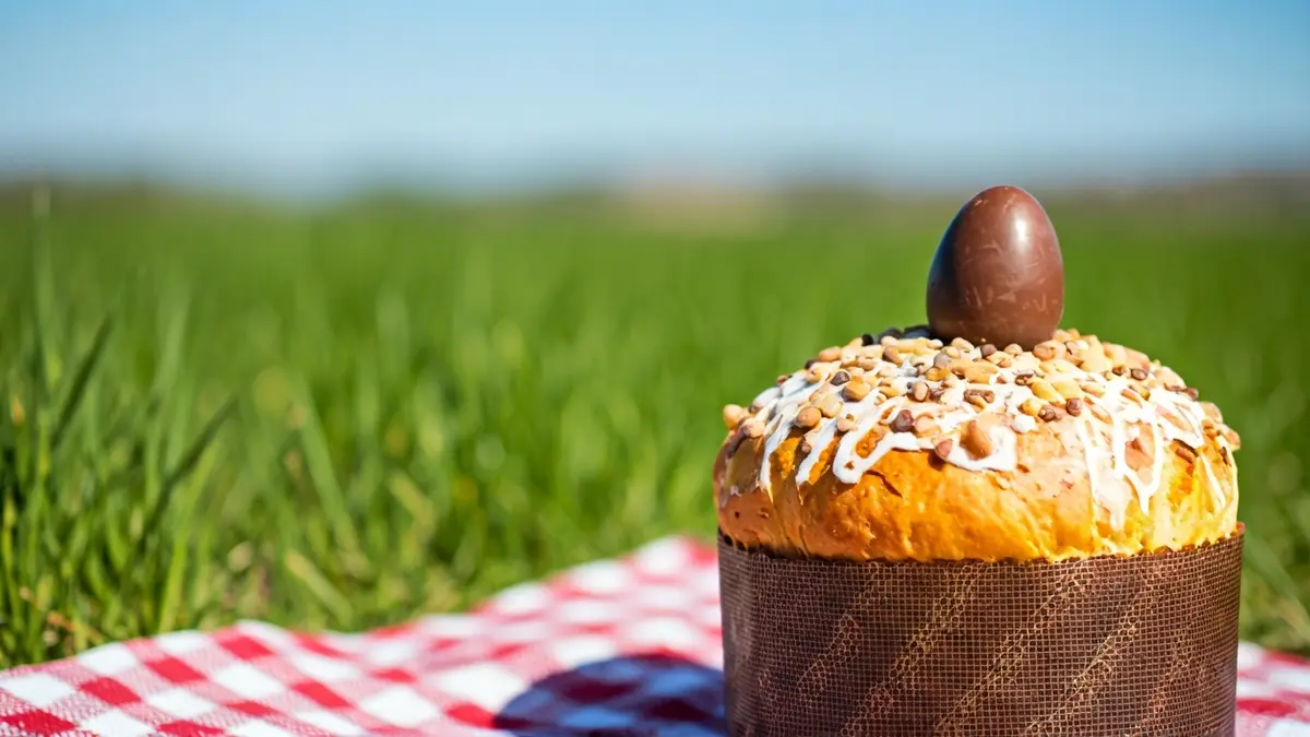 Imagen de una mona de Pascua con un huevo de chocolate, en un picnic al aire libre.