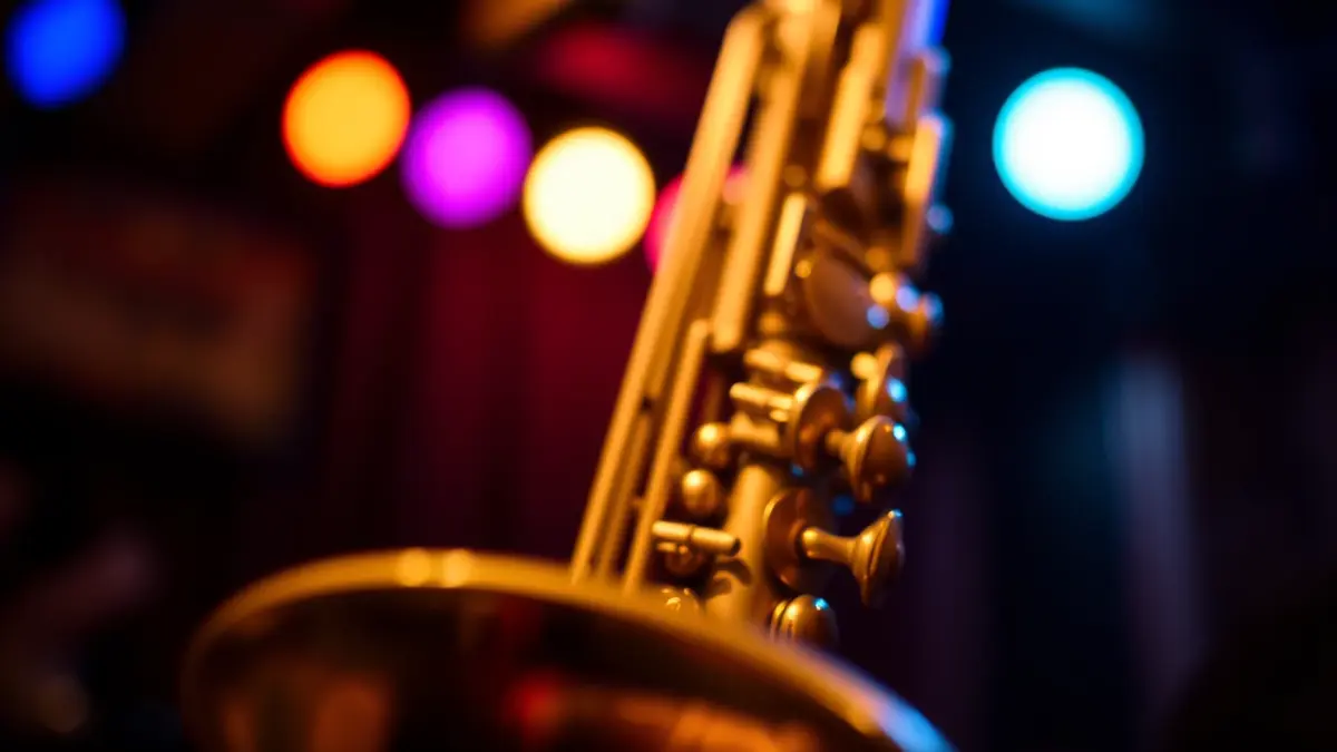 Imagen genérica de un saxofón en un escenario de jazz, con luces cálidas y ambiente íntimo.