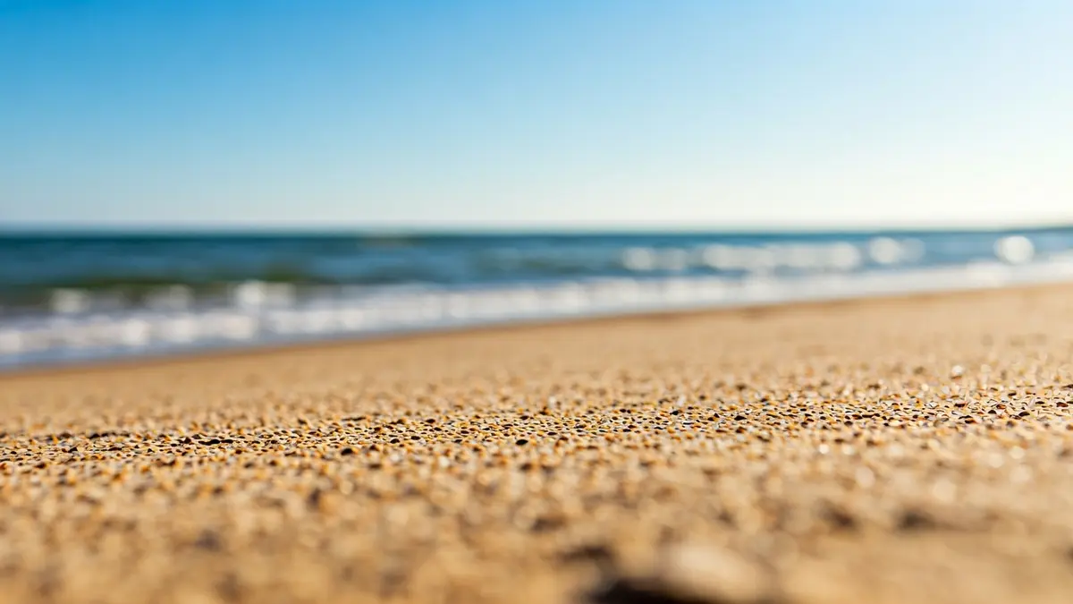 Imatge genèrica d'una platja de sorra amb ones suaus, preparant-se per a la temporada d'estiu.