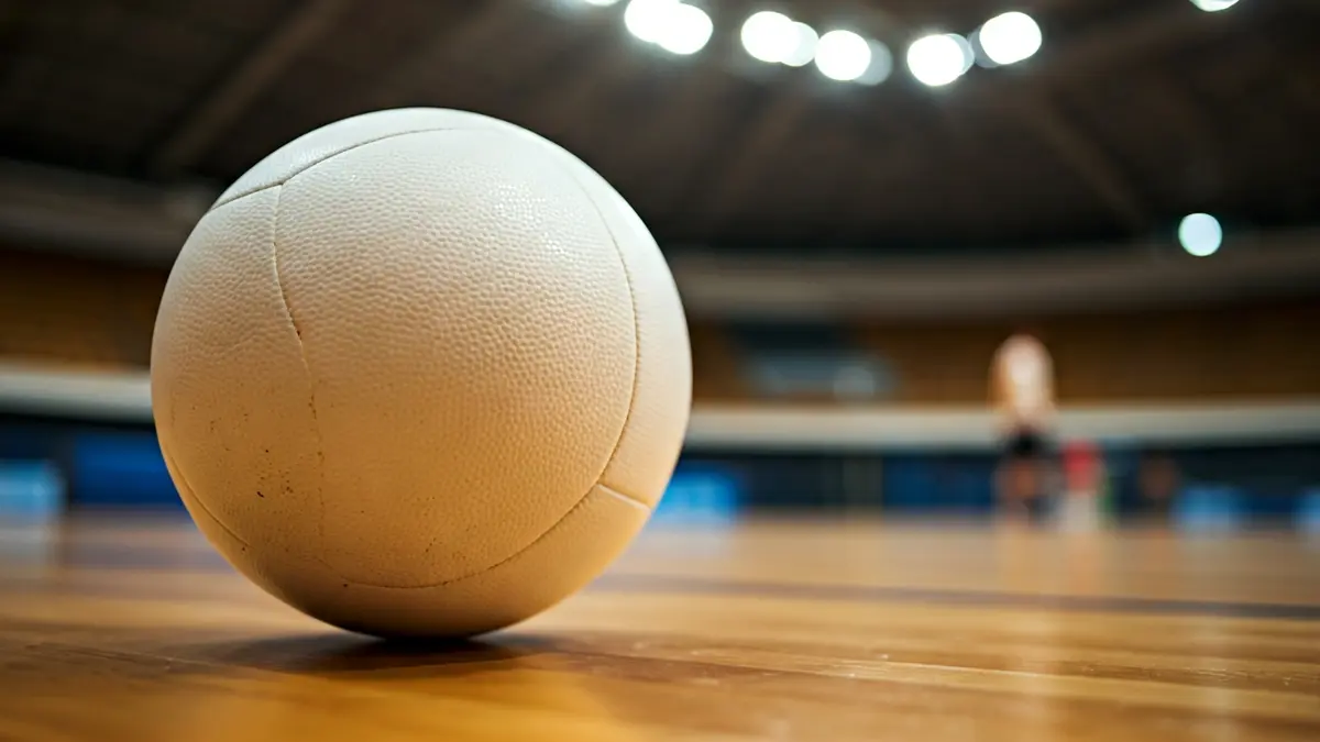 Imagen genérica de un balón de voleibol en una cancha de madera.