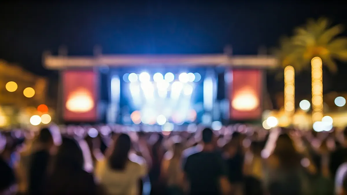 Imagen genérica de un escenario de festival de música con luces y multitud.