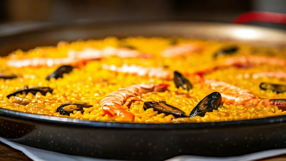 Imatge d'un plat d'arròs amb crosta, amb la seua característica capa daurada i ingredients tradicionals.