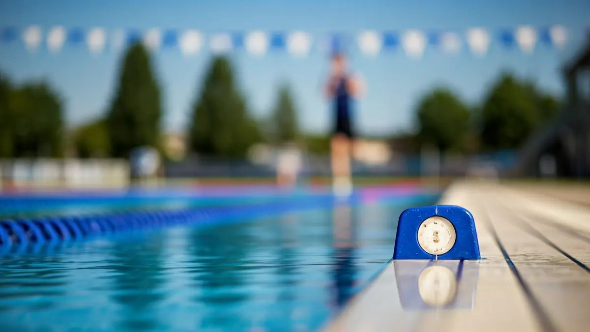 Imagen genérica de una piscina con una pista de correr al fondo, simbolizando un evento multideportivo.