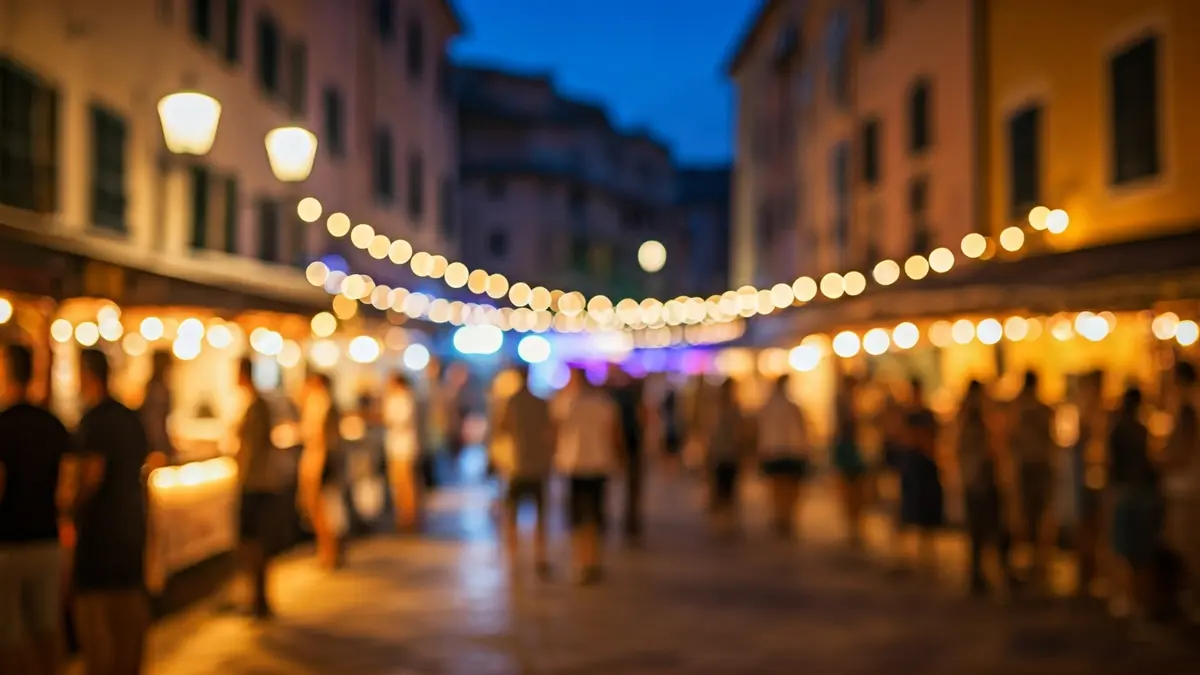 Imagen genérica de un festival al aire libre al anochecer, con gente disfrutando de la música y puestos de comida.