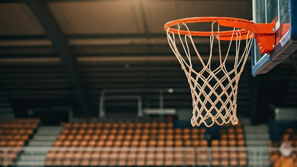 Imagen genérica de una canasta de baloncesto en un pabellón, con el ambiente de expectación.