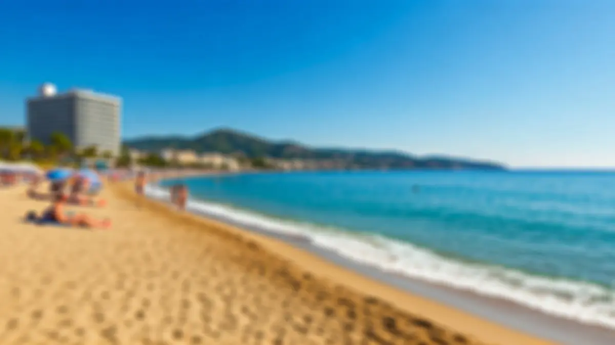 Imagen genérica de una playa mediterránea con hoteles al fondo.