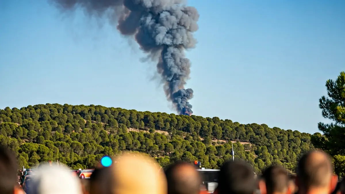 Imatge d'un incendi forestal amb fum sobre un bosc mediterrani.