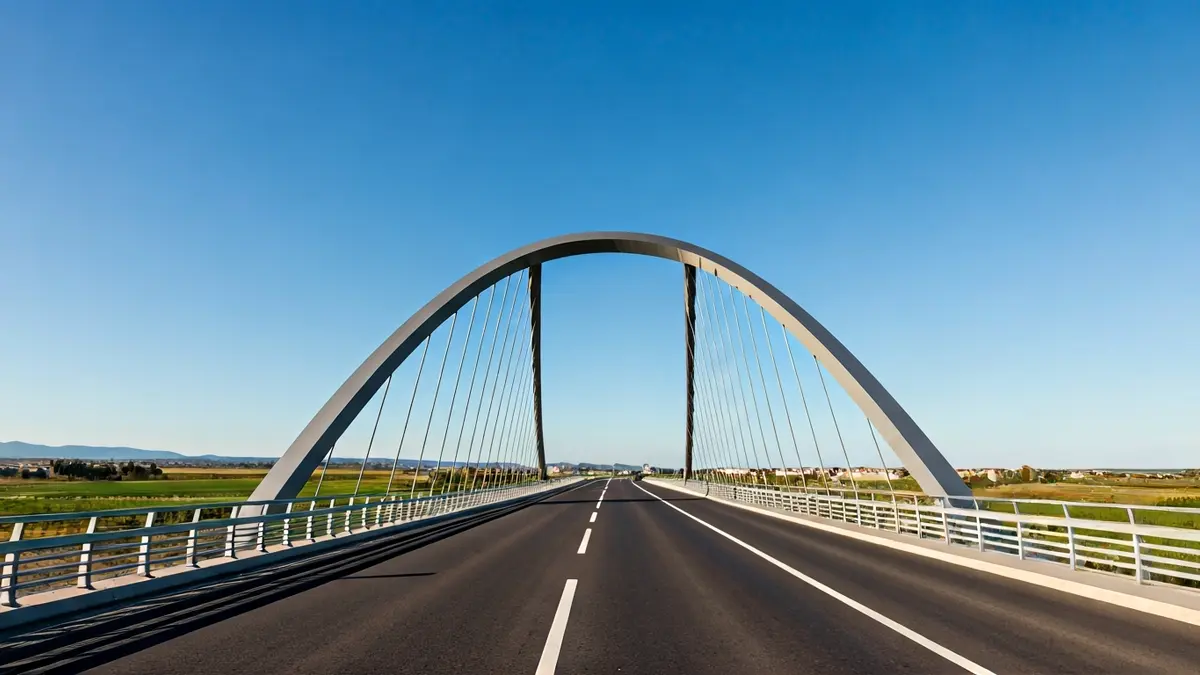Imatge de la passarel·la ciclopedestre entre Sueca i Fortaleny, amb el seu arc metàl·lic sobre l'autovia.
