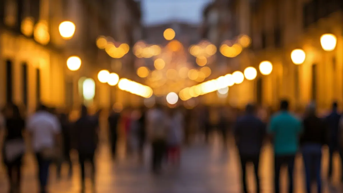 Imagen de una procesión tradicional en el centro de València con gente y decoraciones festivas.