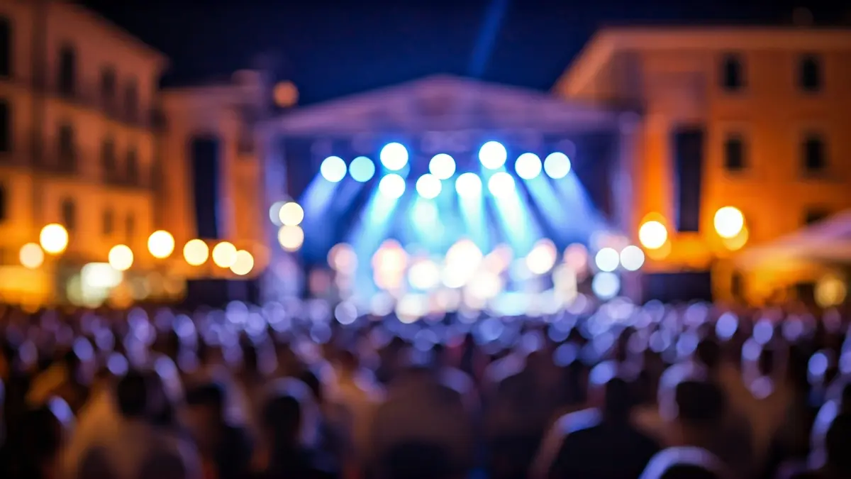 Imagen genérica de un concierto nocturno al aire libre en una ciudad mediterránea.
