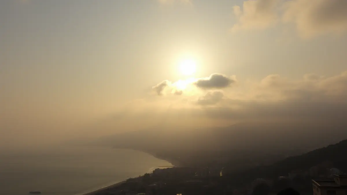 Imagen genérica de una mañana soleada en una ciudad costera mediterránea, con niebla disipándose.