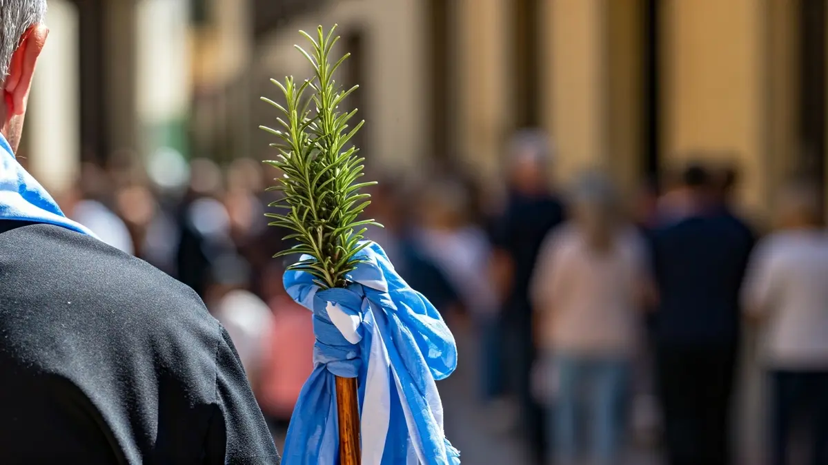 Image of a rosemary cane adorned with a blue and white scarf, a symbol of the Santa Faz pilgrimage.