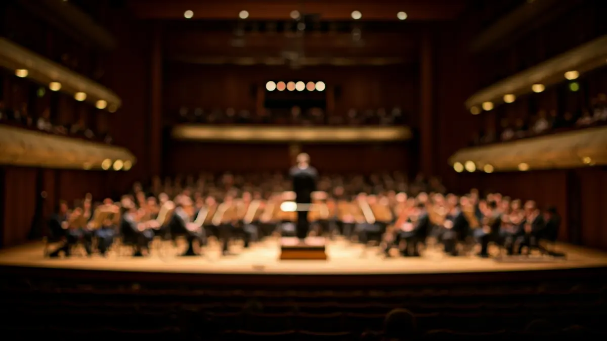 Imatge genèrica d'un escenari de sala de concerts buit, amb faristols i il·luminació suau.