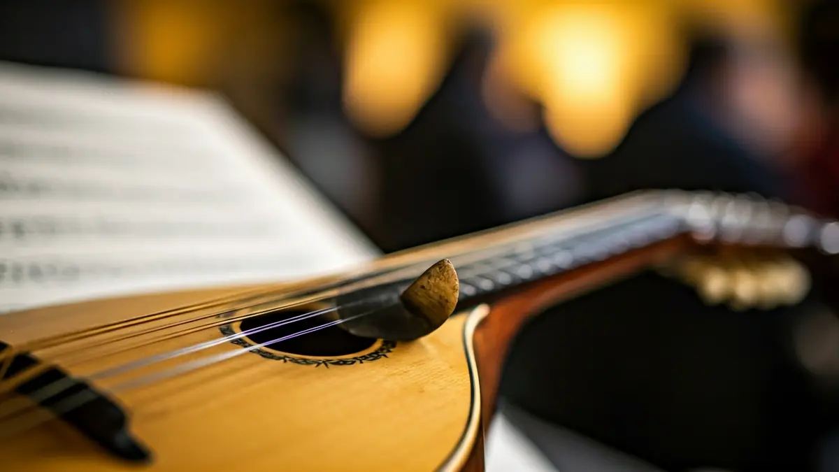 Imatge genèrica d'un plectre sobre les cordes d'una mandolina.