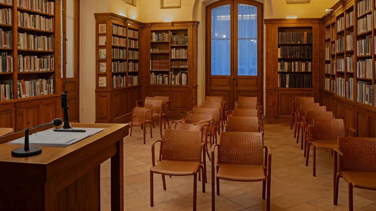 Imatge genèrica d'una sala de lectura o biblioteca amb un micròfon en un faristol.