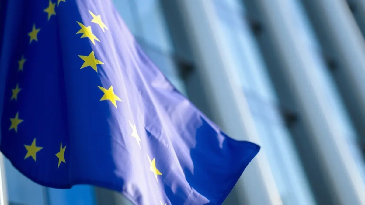 Imagen genérica de una bandera de la Unión Europea ondeando, simbolizando reconocimiento oficial y calidad.