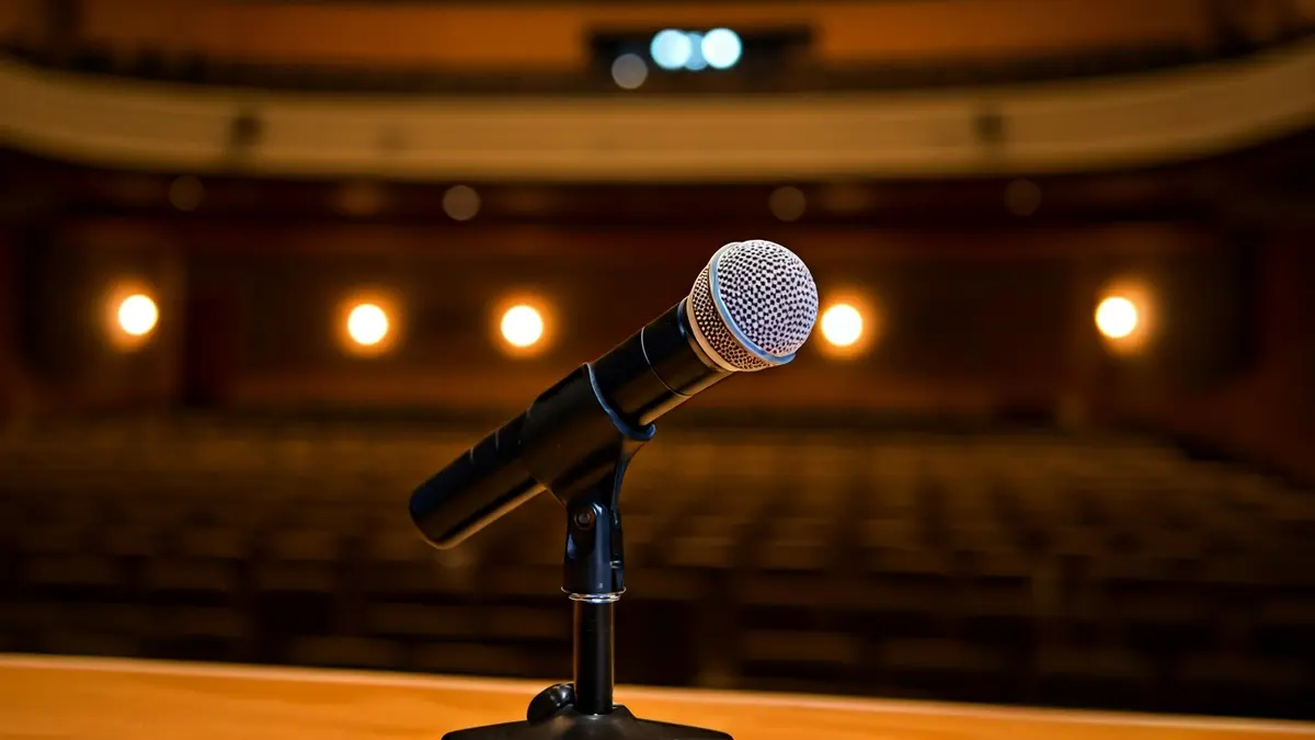 Imagen genérica de un micrófono en un atril en un auditorio, simbolizando un acto de clausura o conferencia.