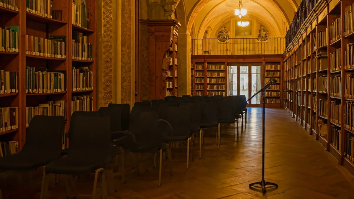 Imatge genèrica d'una sala de presentació de llibres amb un faristol i cadires.