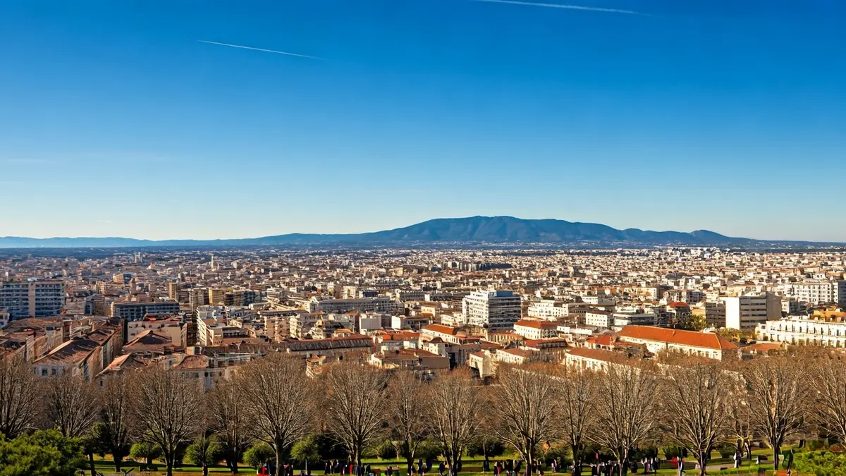 Imagen genérica de un día soleado y claro en una ciudad mediterránea, con un cielo azul y una brisa ligera.