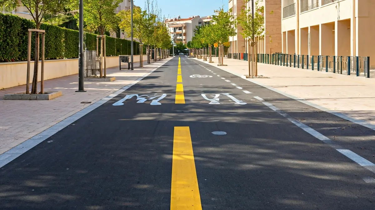 Imatge d'un carril bici recentment construït en una zona urbana, amb adoquins i senyalització clara.
