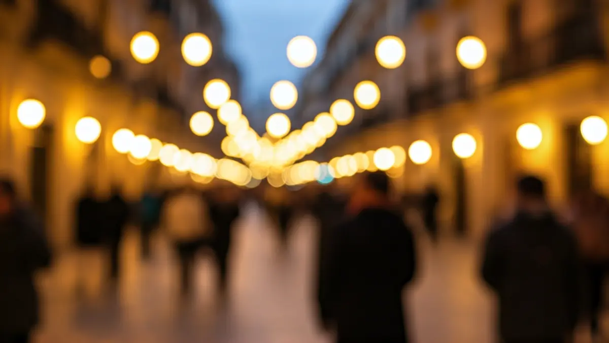 Imatge genèrica d'una festa tradicional valenciana amb gent i il·luminació festiva.