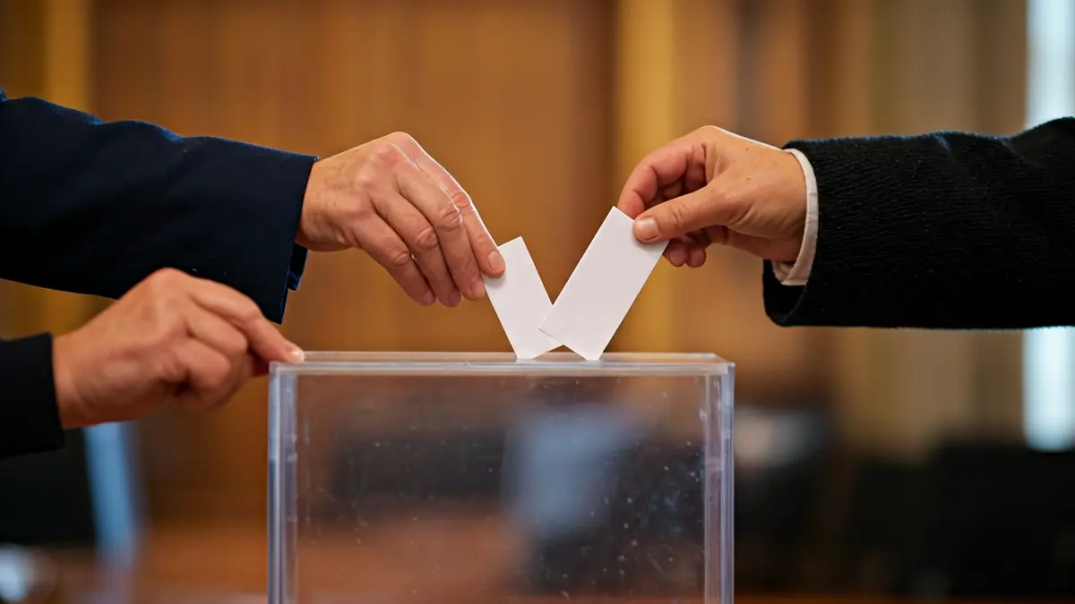 Generic image of hands voting in a ballot box, symbolizing citizen participation in municipal decisions.