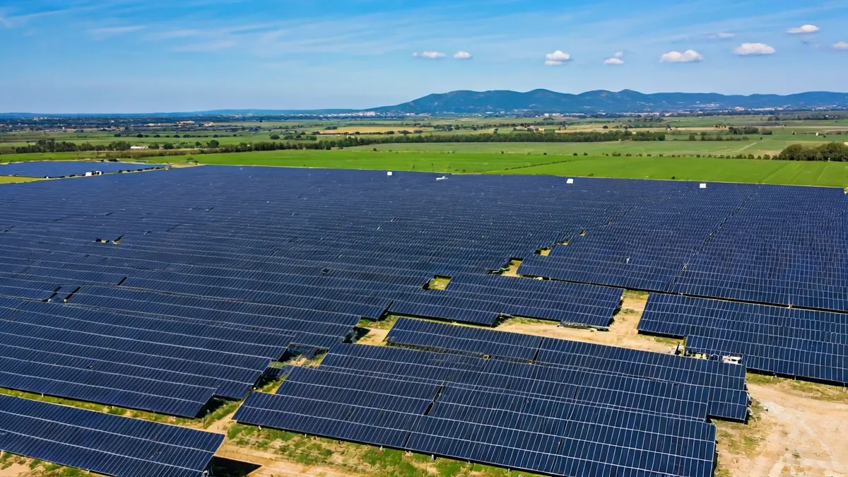 Imatge aèria d'una planta solar en construcció amb panells fotovoltaics.