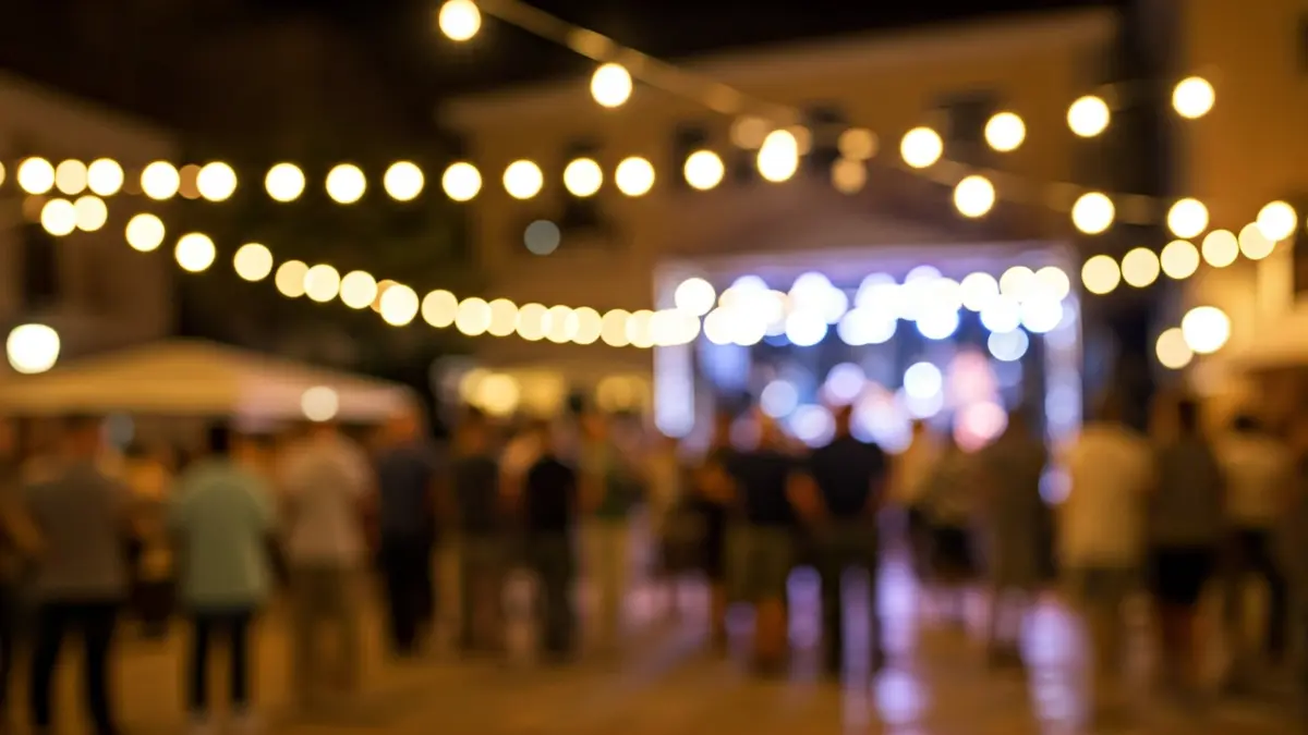 Imagen de una plaza con gente celebrando una fiesta cultural con música y baile.