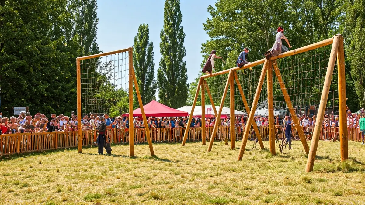 Imagen de una carrera de obstáculos con temática medieval en un entorno rural.