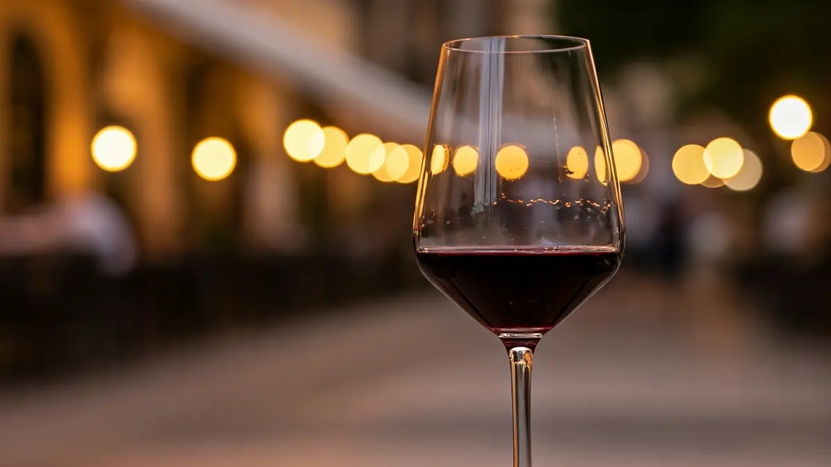 Imagen genérica de una copa de vino en un ambiente urbano.