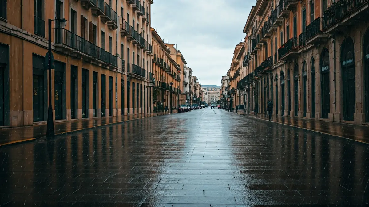 Imatge genèrica d'un carrer de ciutat amb pluja lleugera i cel cobert.
