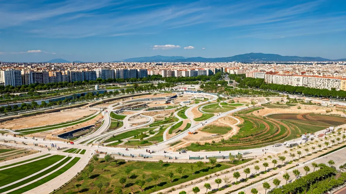 Imatge aèria d'un parc urbà en construcció en una ciutat mediterrània.