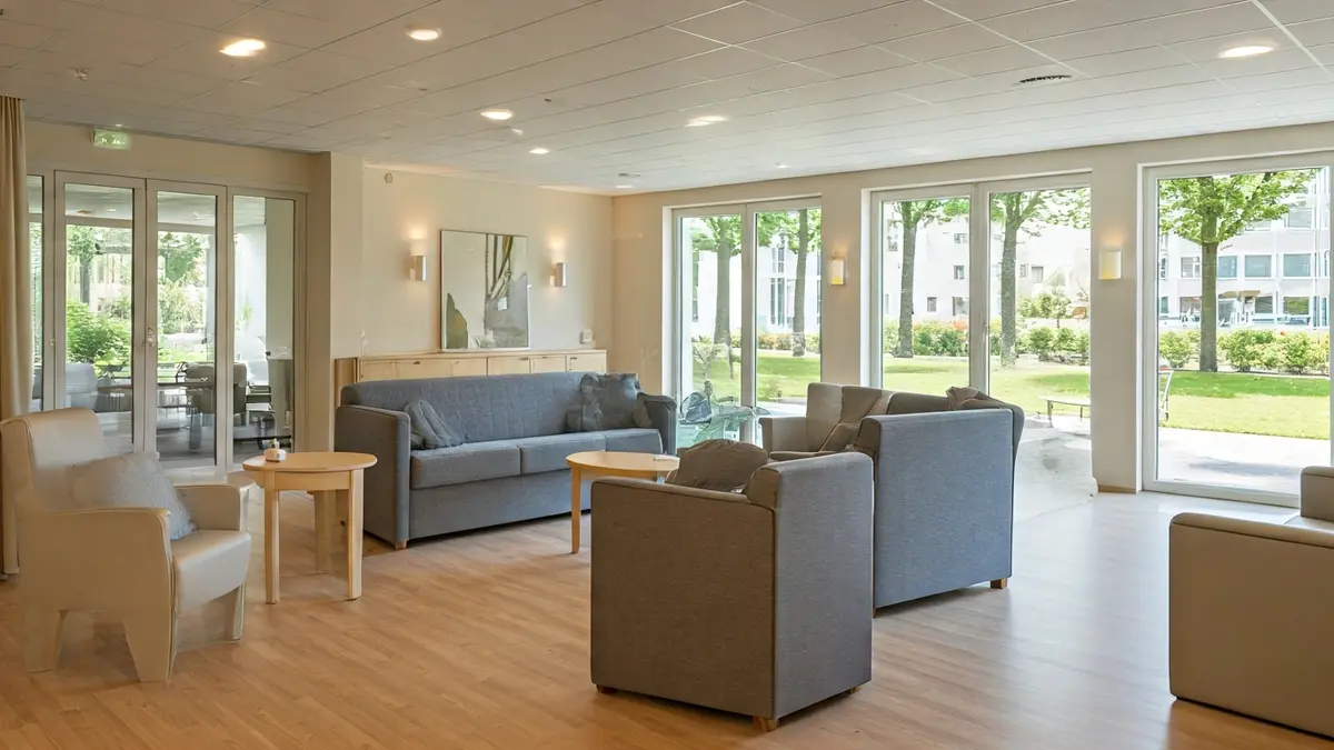 Imagen genérica del interior de una residencia de mayores con espacios luminosos y acogedores.