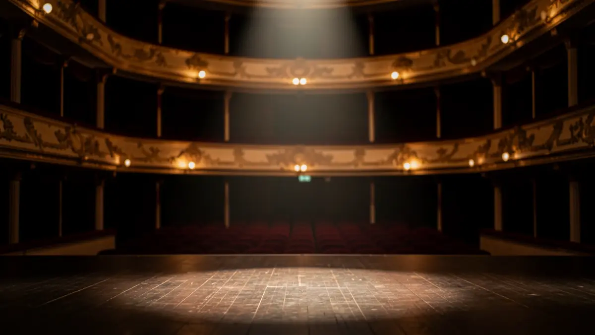 Imagen genérica de un escenario de teatro vacío con luces.