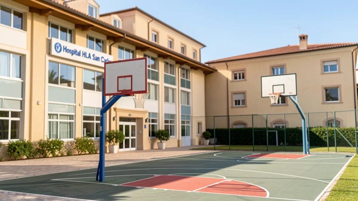 Imagen genérica de un hospital y una cancha de baloncesto.