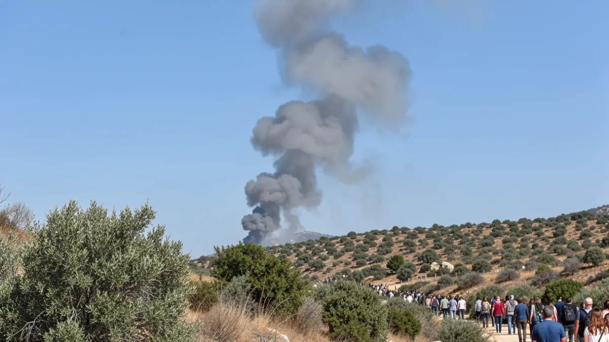 Imagen genérica de humo de un incendio de vegetación en una montaña mediterránea.